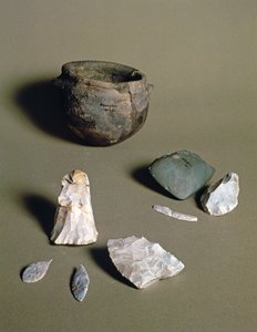 Aardewerk, bijlen en pijlen, uit een neolithisch kamp in Abingdon, Berkshire, waarschijnlijk 6000-4000 v.Chr.